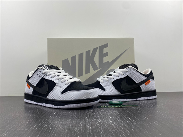 TIGHTBOOTH x Nike SB Dunk Low
