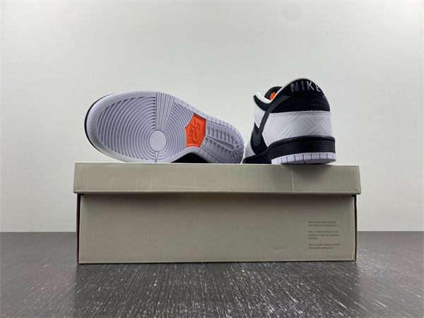 TIGHTBOOTH x Nike SB Dunk Low