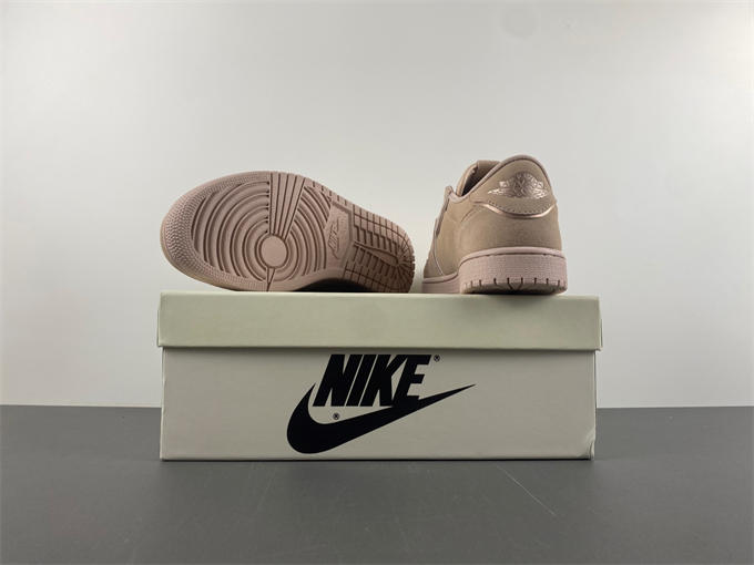 Travis Scott x Air Jordan 1  AO1935-204